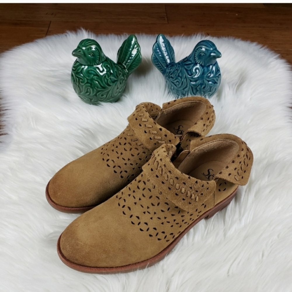 Sofft leather lazer cut booties 8.5
